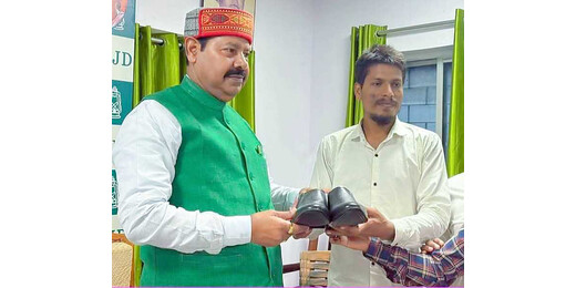 घूसखोर सचिव पर भड़के विश्व युवा परिषद के अध्यक्ष, भाई वीरेंद्र को जूता भेंट कर जताया आभार